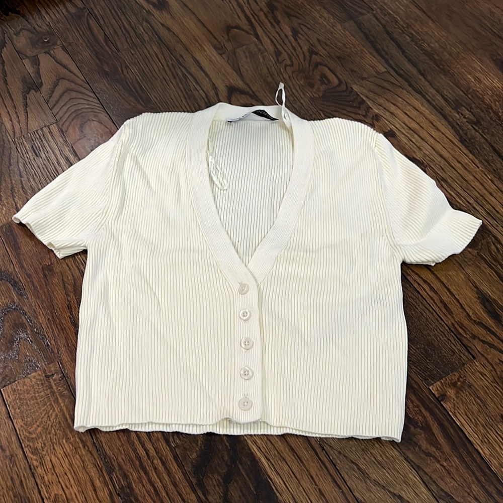 Yellowish white tshirt/short sleeve cardigan.
